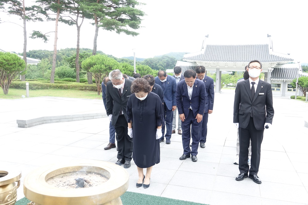 국립 산청호국원 참배